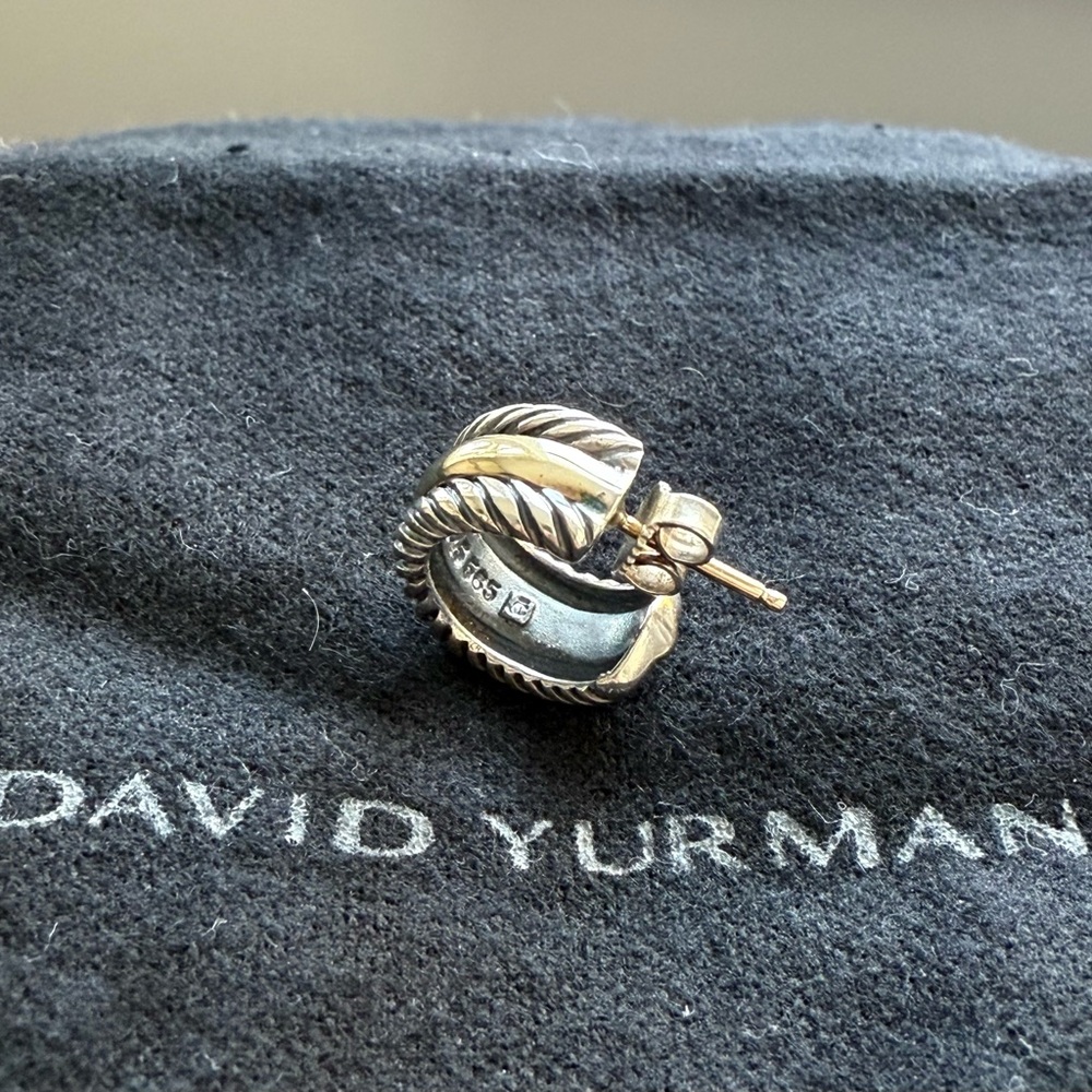 David Yurman HUGGIE EARRING
ONE
Sterling Silver with 14K Yellow Gold, 15.6mm
